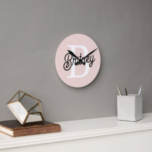 Modern gepersonaliseerd monogram en naam Pastel Pi Ronde Klok