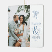 Modern Getrouwd en Vrolijk Pas getrouwd Boog Kerst Keramisch Ornament (Links)