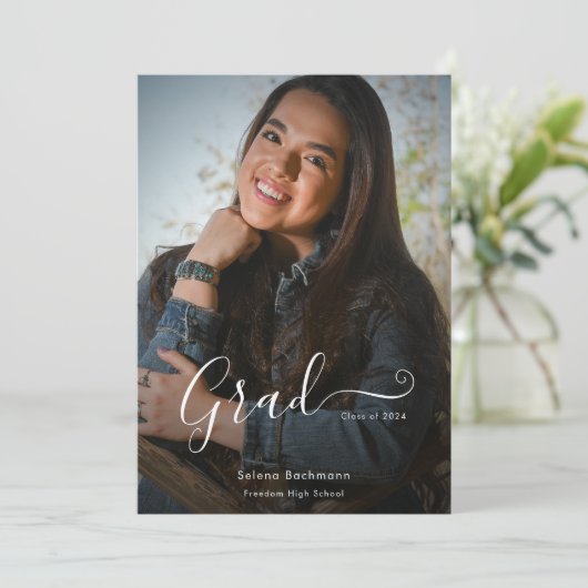 Modern Girly Script Dark Photo Graduation Party Kaart (Staand voorkant)