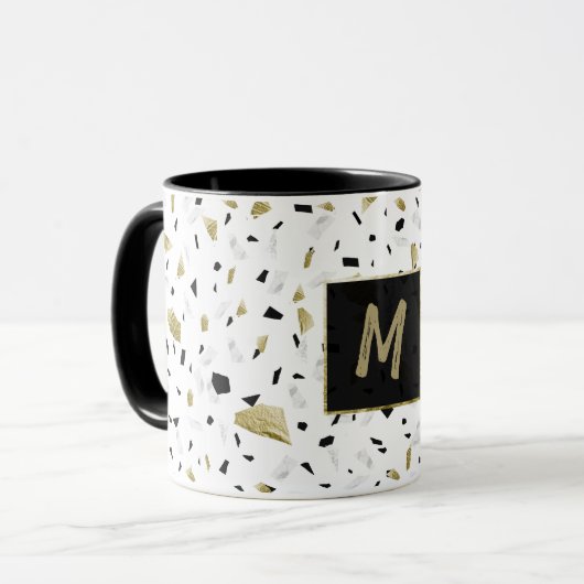 Modern Gold Foil Marble Terrazzo Pattern Monogram Mok (Voorkant links)