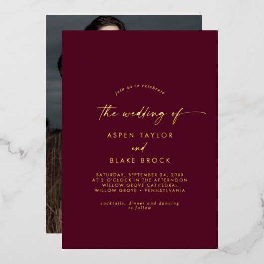 Modern Gold Foil script | Bourgogne fotoweddenscha Folie Uitnodiging (Voorkant / Achterkant)