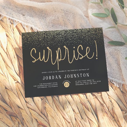 Modern Gold Glitter Surprise Birthday Party Uitnodiging Briefkaart