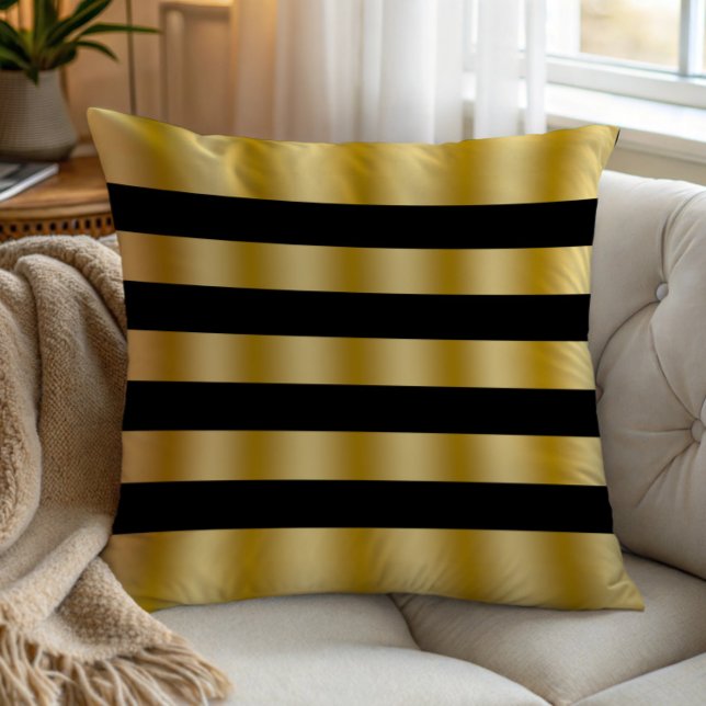 Modern Gold Stripes Black Background Throw Kussen (Creator heeft geüpload)