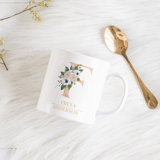 Modern Gouden Waterverf Bloemenletter F | Monogram Koffiemok