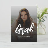 Modern Grad Brush Script Photo Graduation Kaart (Staand voorkant)