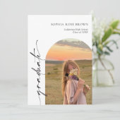 Modern Graduation Announcement Invitation (Debout devant)