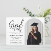 Modern Graduation Party Invitation (Debout devant)