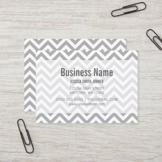 Modern Gray and White Chevron Pattern Visitekaartje (Voorkant / Achterkant in situ)