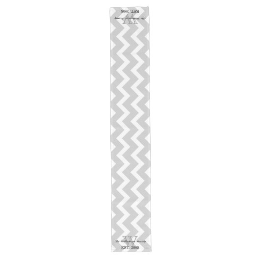 Modern Gray Cheveron Monogram Table Runner Lange Tafelloper (Voorkant)