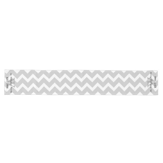 Modern Gray Cheveron Monogram Table Runner Lange Tafelloper (Horizontaal)
