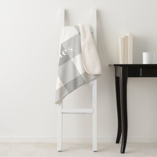 Modern Gray Gingham Pattern Monogram Naam Sherpa Deken (In situ)