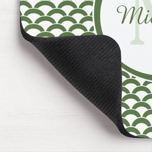 Modern Green and White Scallops Monogram en Naam Muismat (Hoek)