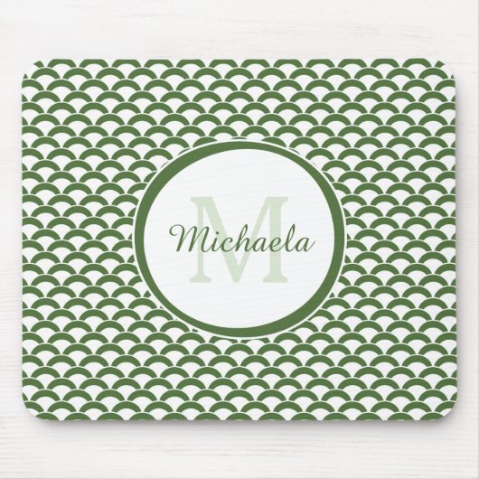 Modern Green and White Scallops Monogram en Naam Muismat (Voorkant)