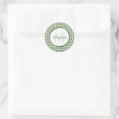 Modern Green and White Scallops Monogram en Naam Ronde Sticker (Tas)