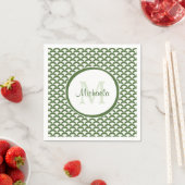 Modern Green and White Scallops Monogram en Naam Servetten (Insitu)