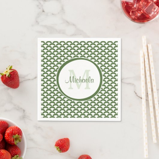 Modern Green and White Scallops Monogram en Naam Servetten (Insitu)