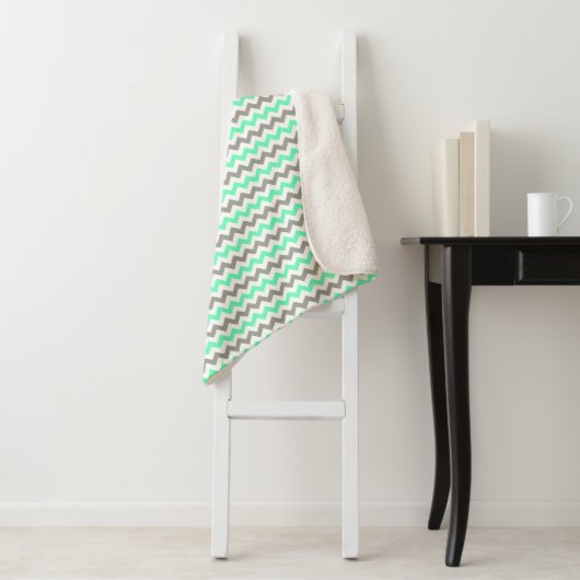 Modern Green Gray Chevron Pattern Sherpa Deken (In situ)