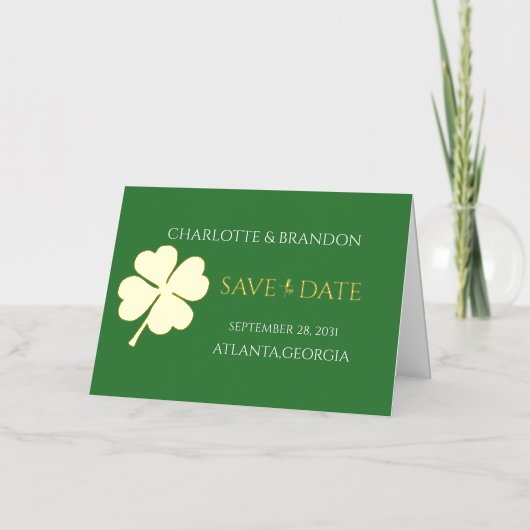 Modern Green Irish Four Leaf Clover Save the Date Folie Feestdagenkaart (Voorkant)