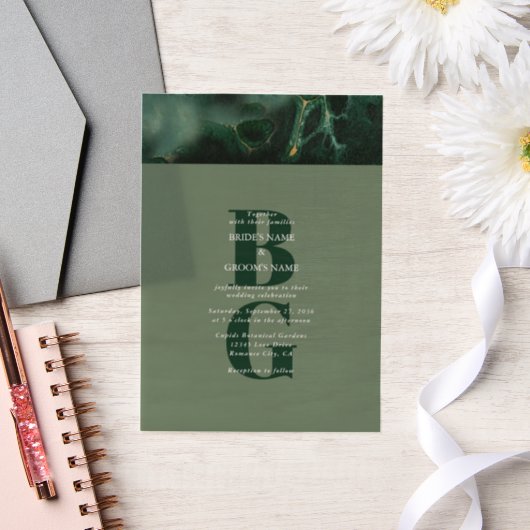Modern Green Marble Monogram Wedding Vellum Uitnodigingen (Huwelijk)