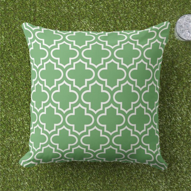 Modern Green Moroccan Quatrefoil Pattern Buitenkussen (Gras)