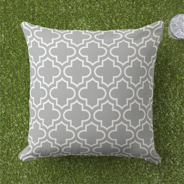 Modern Grey Moroccan Quatrefoil Pattern Buitenkussen (Gras)