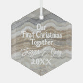 Modern grijs marmer Onze Eerste Kerstmis Samen Glas Ornament (Voorkant)