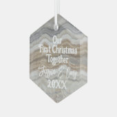 Modern grijs marmer Onze Eerste Kerstmis Samen Glas Ornament (Voorkant links)