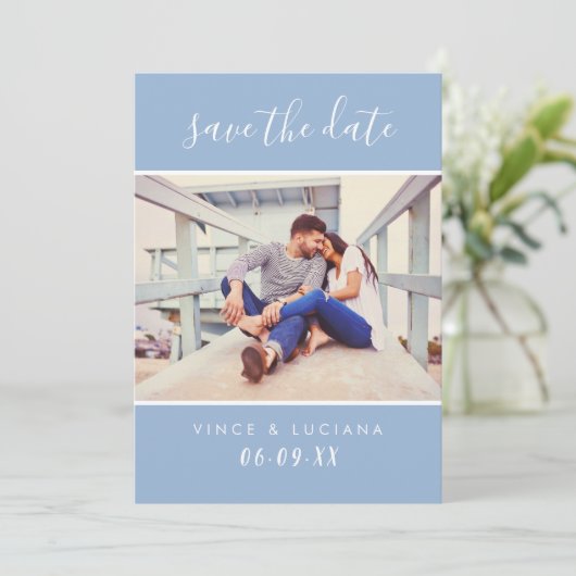 Modern Handgeschreven Script Cloud Blue Wedding Ph Save The Date (Staand voorkant)