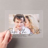 Modern handgeschreven zwart script Bewaar de datum Acryl Uitnodigingen (Insitu (Draagbaar))