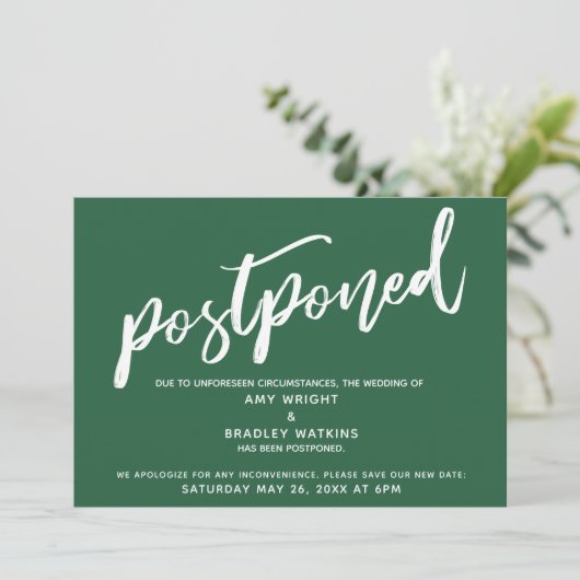 Modern handschrift uitgesteld bruiloft donkergroen kaart (Staand voorkant)