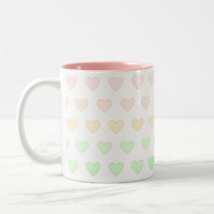 Modern hartpatroon in pastelkleuren op wit tweekleurige koffiemok