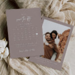 Modern Heart Enregistrer Le Carte photo Calendrier<br><div class="desc">Ce carte photo de faire-part de date minimaliste et moderne est la meilleure façon d'informer vos amis et votre famille de votre mariage à venir. Pour déplacer le coeur vers votre date mariage,  sélectionnez le bouton "modifier à l'aide de l'outil de conception".</div>