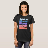 Modern Herhaalde Tekst Damon T-shirt (Voorkant volledig)