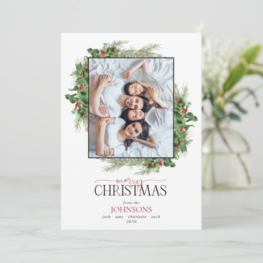 Modern Holly Berry Greenery Merry kerstfoto Feestdagenkaart (Staand voorkant)