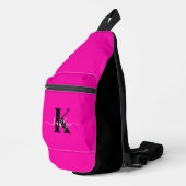 Modern Hot Pink Black Script Monogram Sling Bag (Rechterhoek)