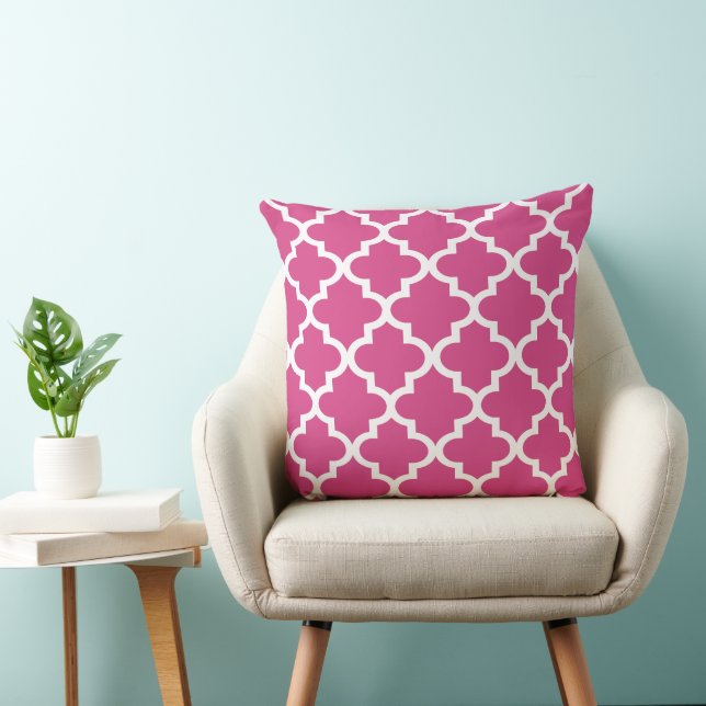Modern Hot Pink Moroccan Quatrefoil Pattern Kussen (Stoel)