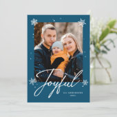 Modern Joyful Script Blue Winter Snowflakes Foto Feestdagenkaart (Staand voorkant)