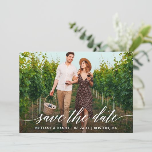 Modern kalligrafie script rustieke hout foto save the date (Staand voorkant)