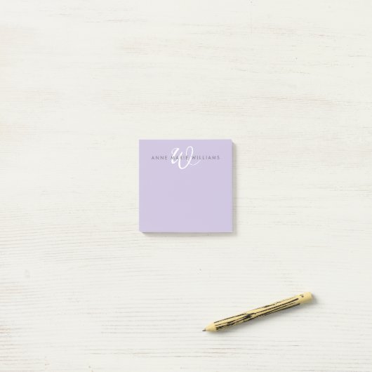 Modern Lavendel Witte Script Monogram Post-it® Notes (Op bureau)