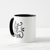 Modern Let It Snow Script Typografie Zwart Wit Mok (Voorkant links)