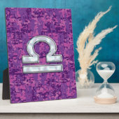 Modern Libra Zodiac Symbol on Fuchsia Digital Camo Fotoplaat (Zijkant)