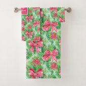 Modern magenta and red Christmas preppy bath towel (En situation)