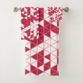 Modern magenta roze geometrisch bad handdoek (Insitu)