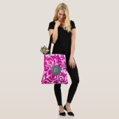 Modern Magenta Roze Grijs Bloembehang Monogram Tote Bag (Op model)