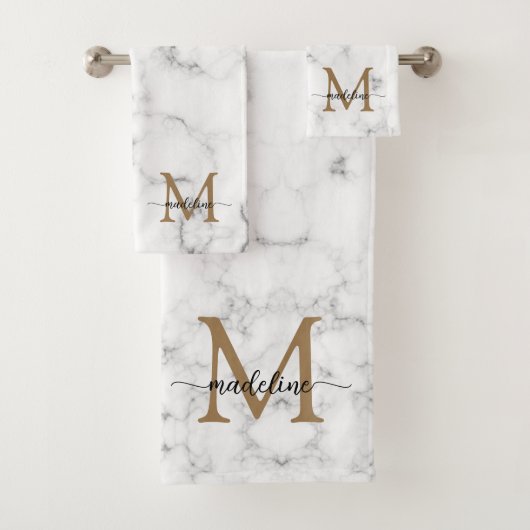 Modern Marble Gold Girly Script Monogram (En situation)