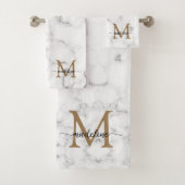 Modern Marble Gold Girly Script Monogram Bad Handdoek (Insitu)