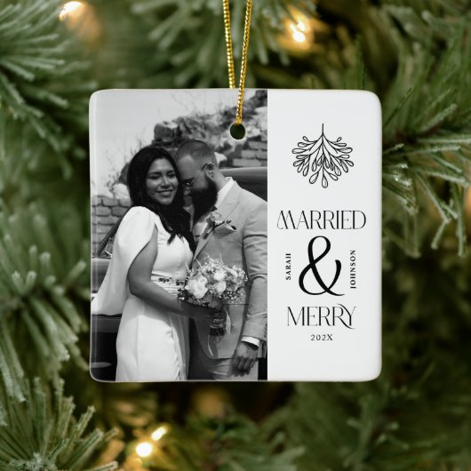 Modern Married and Merry Newlywed Bow Christmas Keramisch Ornament (Boom)