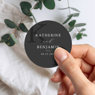 Modern mat zwart monogram minimalistische bruiloft ronde sticker