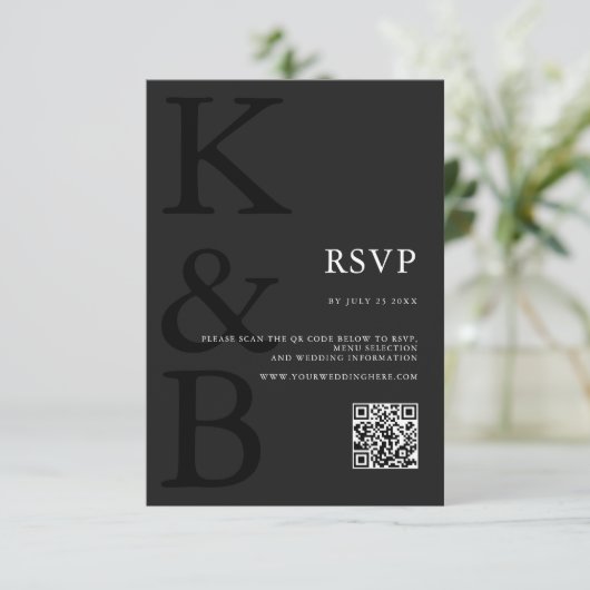 Modern mat zwart monogram minimalistische bruiloft RSVP kaartje (Staand voorkant)