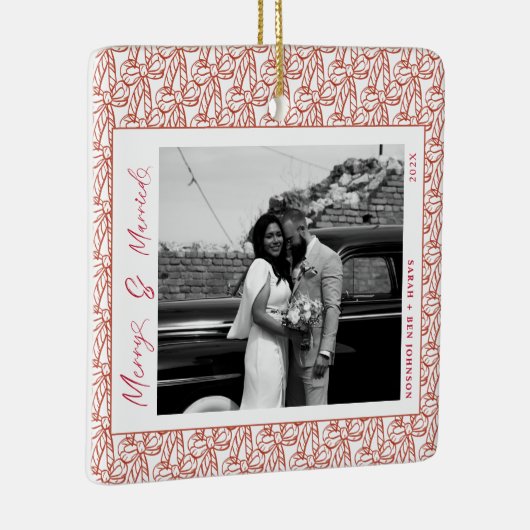 Modern Merry and Married Newlywed Bow Christmas Keramisch Ornament (Rechts)